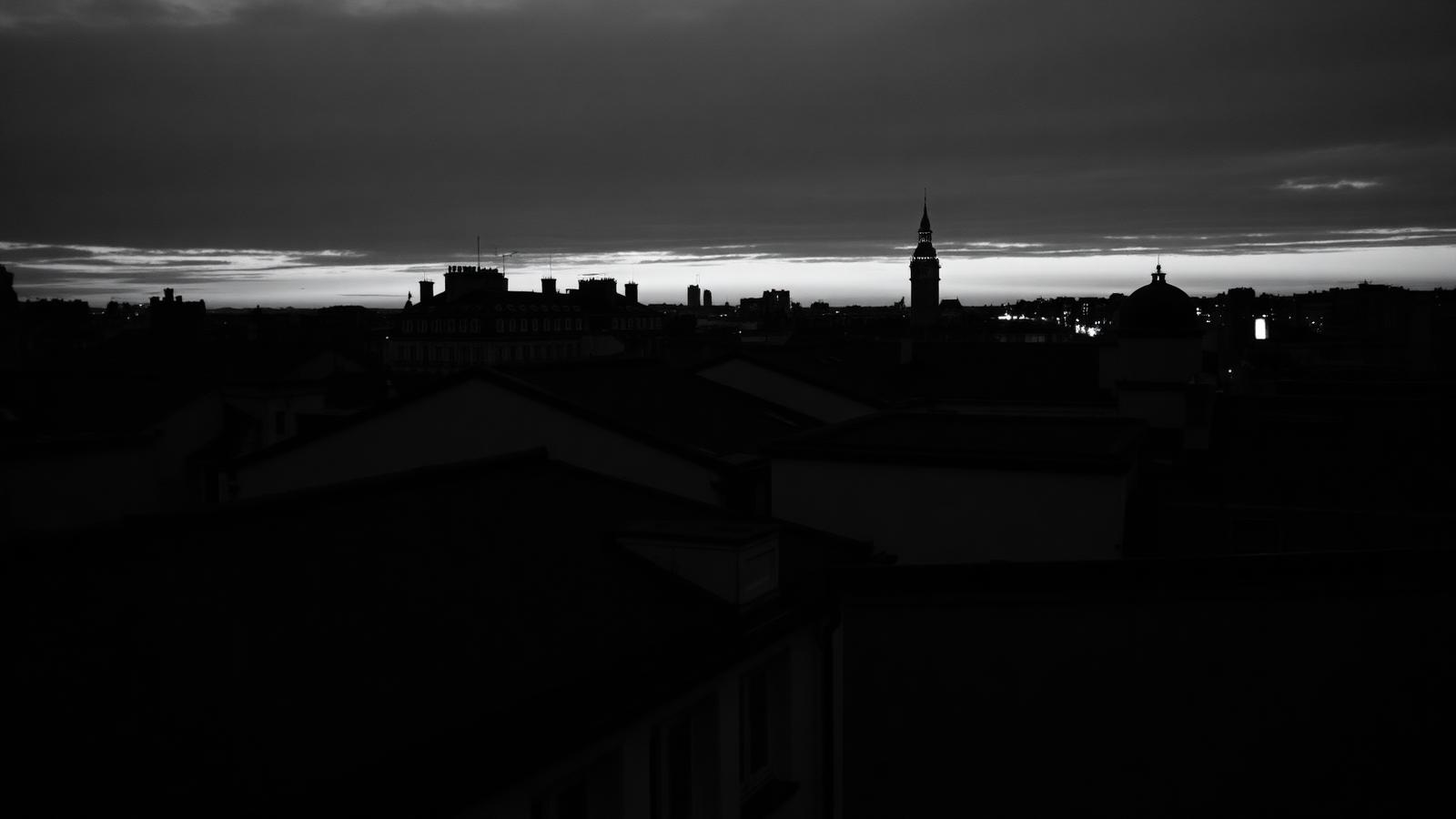 Toits parisiens au crépuscule